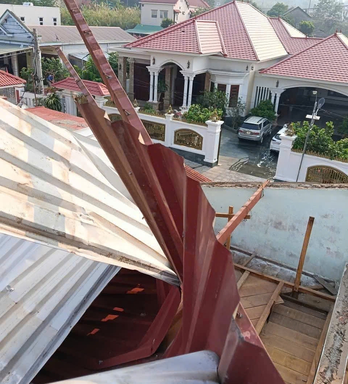 Lốc xo&aacute;y khiến cổng nh&agrave; văn ho&aacute; đổ sập, nhiều nh&agrave; d&acirc;n tốc m&aacute;i - Ảnh 1.