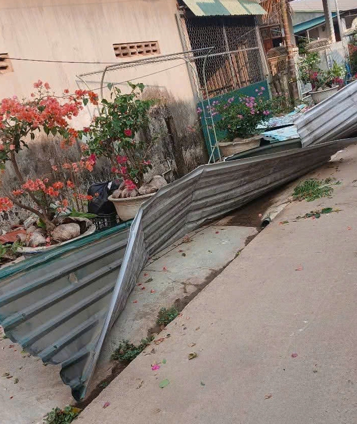 Lốc xo&aacute;y khiến cổng nh&agrave; văn ho&aacute; đổ sập, nhiều nh&agrave; d&acirc;n tốc m&aacute;i - Ảnh 4.