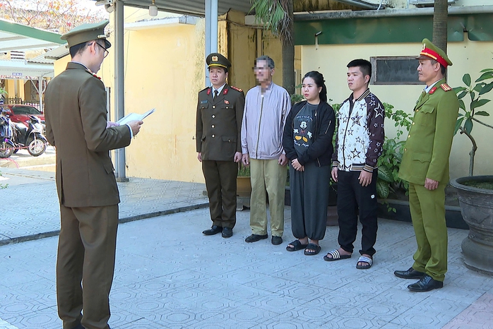 Ch&acirc;n dung đ&ocirc;i nam nữ cho vay nặng l&atilde;i bị c&ocirc;ng an bắt giữ tại TP Huế - Ảnh 1.