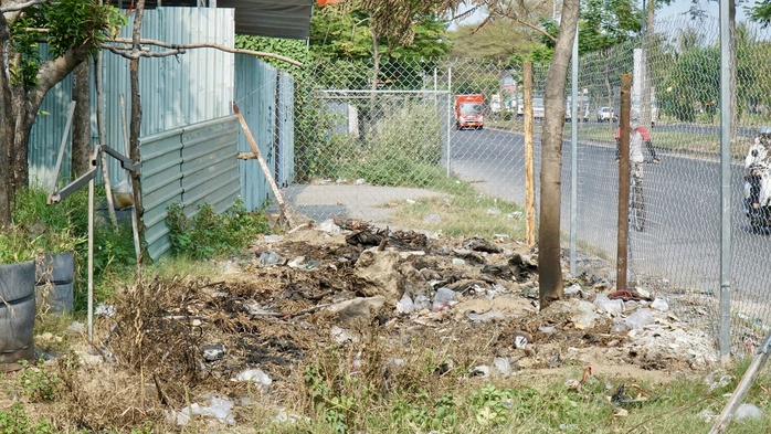 X&atilde; B&igrave;nh Hưng, TPHCM: Siết xử l&yacute;, x&oacute;a điểm r&aacute;c tự ph&aacute;t tr&ecirc;n trục đường Nguyễn Văn Linh - Ảnh 2.