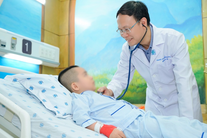 Trẻ c&oacute; cơ hội sống khi nhiều quỹ phẫu thuật tim đồng h&agrave;nh - Ảnh 1.