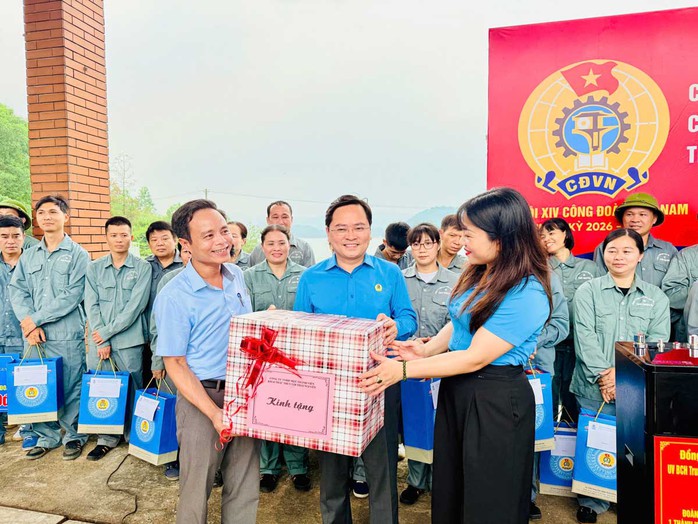 Chủ tịch Tổng LĐLĐ Việt Nam thăm, tặng quà người lao động tại Thái Nguyên - Ảnh 2.