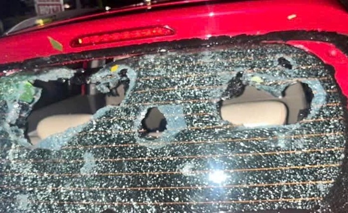 VIDEO: Đang nằm ngủ, hứng mưa đ&aacute; bằng nắm tay, 4 c&ocirc;ng nh&acirc;n bị thương - Ảnh 2.