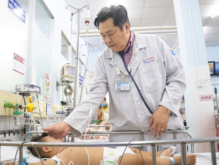 Phạt học sinh bằng kim ti&ecirc;m: B&aacute;c sĩ n&oacute;i g&igrave; về rủi ro sức khỏe? - Ảnh 1.