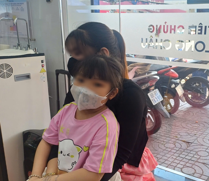 Người miền T&acirc;y &ugrave;n &ugrave;n đưa con đi ti&ecirc;m vắc-xin ph&ograve;ng vi&ecirc;m n&atilde;o m&ocirc; cầu - Ảnh 5.