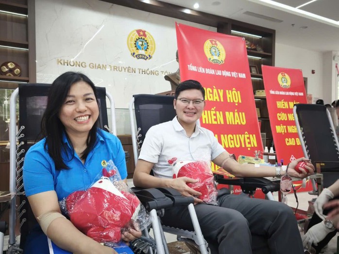 Tặng qu&agrave; c&ocirc;ng nh&acirc;n mắc bệnh hiểm ngh&egrave;o tại "Ng&agrave;y hội v&igrave; sức khỏe người lao động" - Ảnh 2.