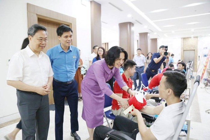 Tặng qu&agrave; c&ocirc;ng nh&acirc;n mắc bệnh hiểm ngh&egrave;o tại "Ng&agrave;y hội v&igrave; sức khỏe người lao động" - Ảnh 1.