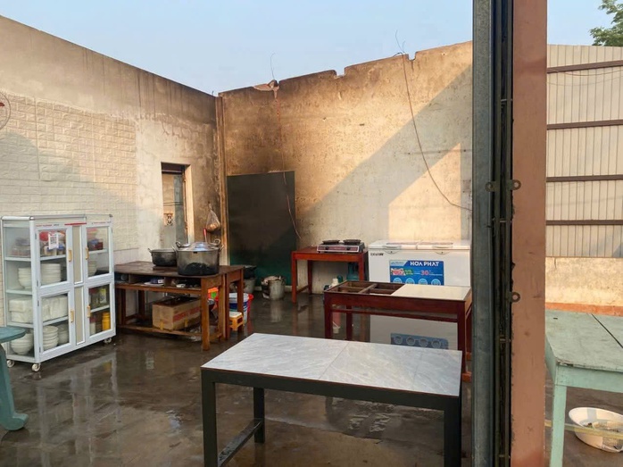 Lốc xo&aacute;y khiến cổng nh&agrave; văn ho&aacute; đổ sập, nhiều nh&agrave; d&acirc;n tốc m&aacute;i - Ảnh 3.