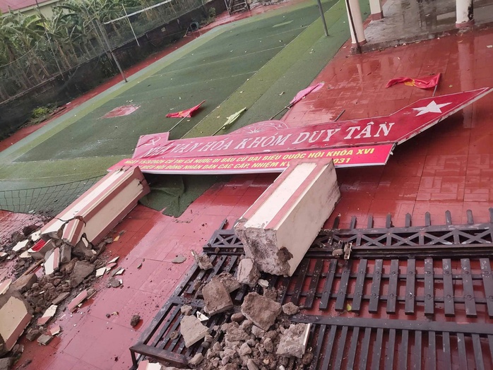 Lốc xo&aacute;y khiến cổng nh&agrave; văn ho&aacute; đổ sập, nhiều nh&agrave; d&acirc;n tốc m&aacute;i - Ảnh 2.