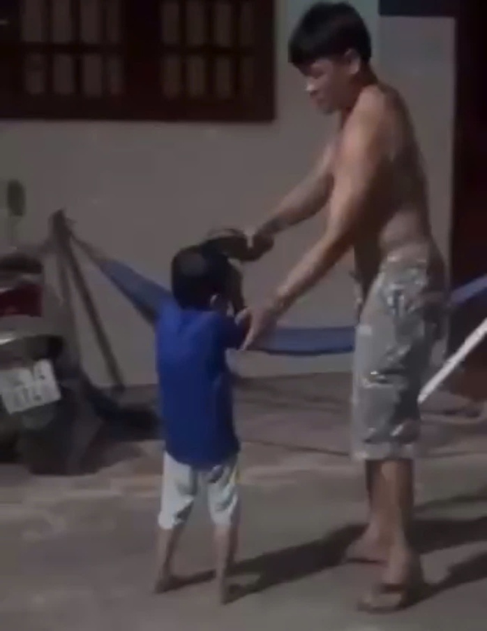 Phẫn nộ clip người cha l&ocirc;i con nhỏ ra đ&aacute;nh tới tấp giữa khu d&acirc;n cư TPHCM - Ảnh 1.