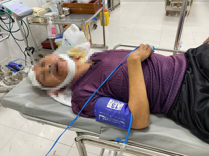 Khống chế người đàn ông dùng rựa "cố thủ" trong hang đá - Ảnh 2.