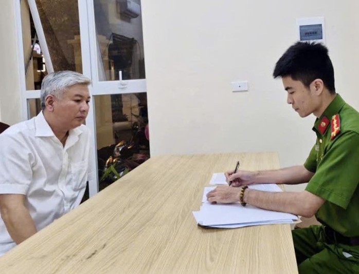 T&agrave;i xế Mercedes tạt đầu, đấm t&agrave;i xế taxi đ&atilde; uống bia rượu - Ảnh 1.