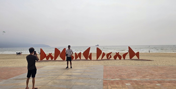 Đ&agrave; Nẵng n&oacute;i g&igrave; về bộ chữ &ldquo;Da Nang Beach&rdquo; g&acirc;y tranh luận tr&ecirc;n b&atilde;i biển? - Ảnh 1.