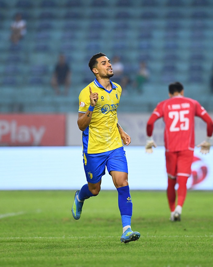 V&ograve;ng 19 V-League 2025-2026: Ho&agrave;ng H&ecirc;n lập c&ocirc;ng lớn gi&uacute;p H&agrave; Nội FC thắng đậm - Ảnh 2.