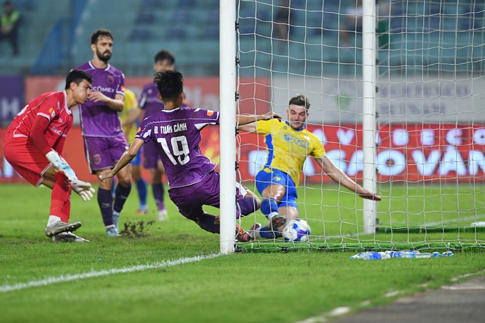 V&ograve;ng 19 V-League 2025-2026: Ho&agrave;ng H&ecirc;n lập c&ocirc;ng lớn gi&uacute;p H&agrave; Nội FC thắng đậm - Ảnh 4.