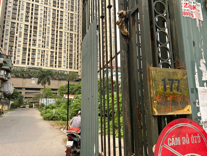 VIDEO: Dự &aacute;n chậm tiến độ, người d&acirc;n trồng rau, chuối tr&ecirc;n "đất v&agrave;ng" ở H&agrave; Nội  - Ảnh 1.