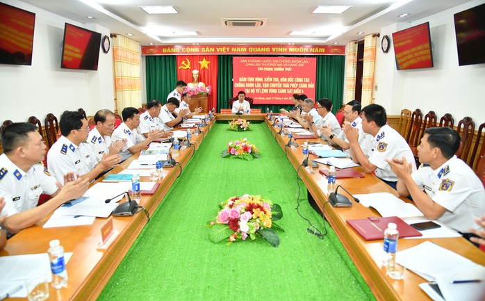 Cảnh s&aacute;t biển thu giữ hơn 2 triệu l&iacute;t dầu D.O - Ảnh 1.