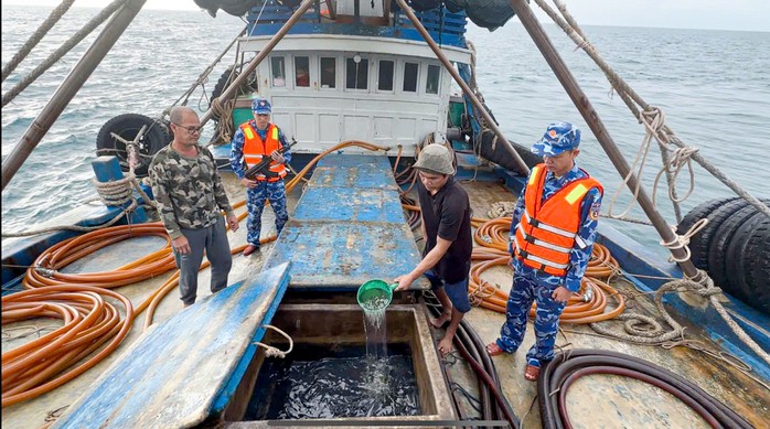 Cảnh s&aacute;t biển thu giữ hơn 2 triệu l&iacute;t dầu D.O - Ảnh 2.