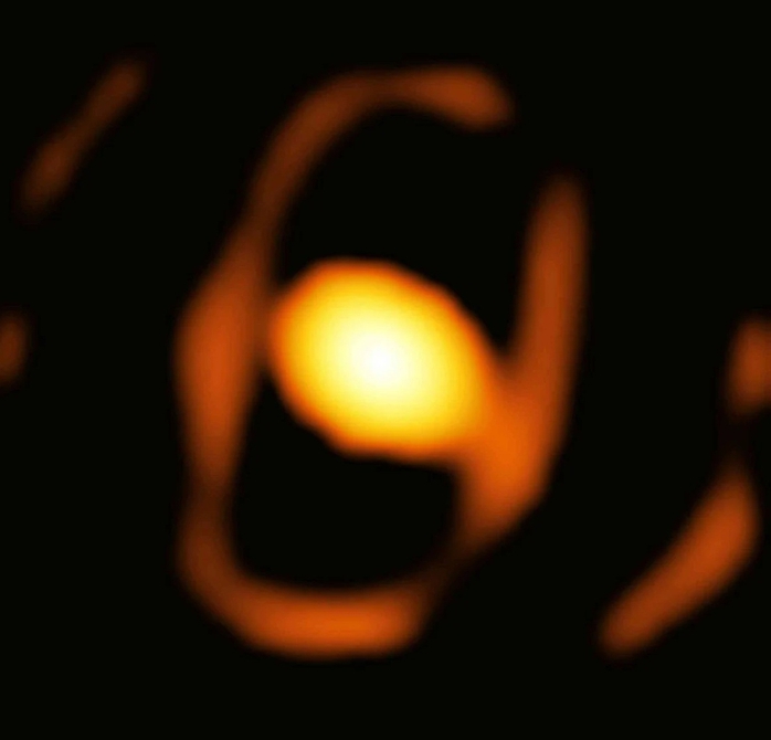 "G&atilde; khổng lồ v&agrave;ng" xuất hiện tr&ecirc;n bầu trời Tr&aacute;i Đất, sắp nổ - Ảnh 2.