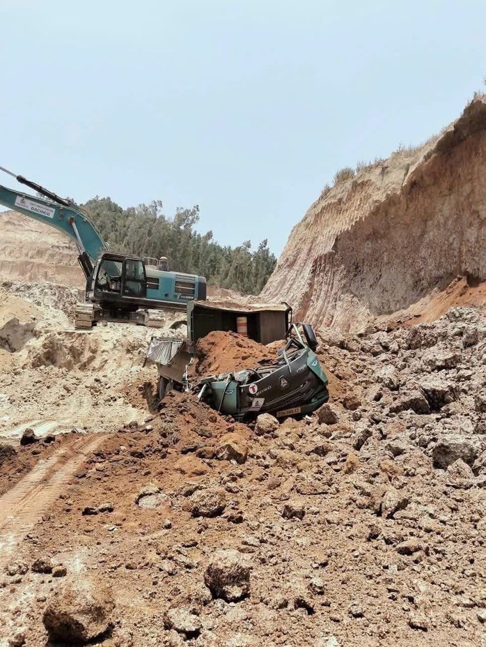 Sạt lở mỏ đất ở Gia Lai, một t&agrave;i xế tử vong - Ảnh 1.