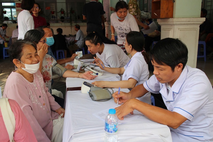 Ra qu&acirc;n chương tr&igrave;nh kh&aacute;m sức khỏe quy m&ocirc; lớn cho người d&acirc;n TPHCM - Ảnh 4.