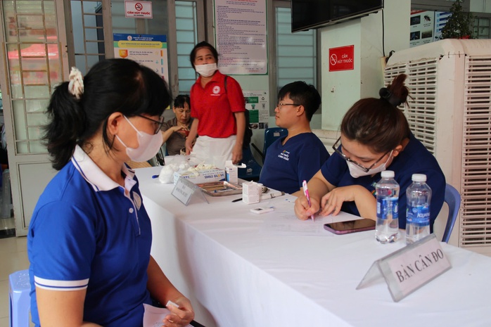 Ra qu&acirc;n chương tr&igrave;nh kh&aacute;m sức khỏe quy m&ocirc; lớn cho người d&acirc;n TPHCM - Ảnh 5.