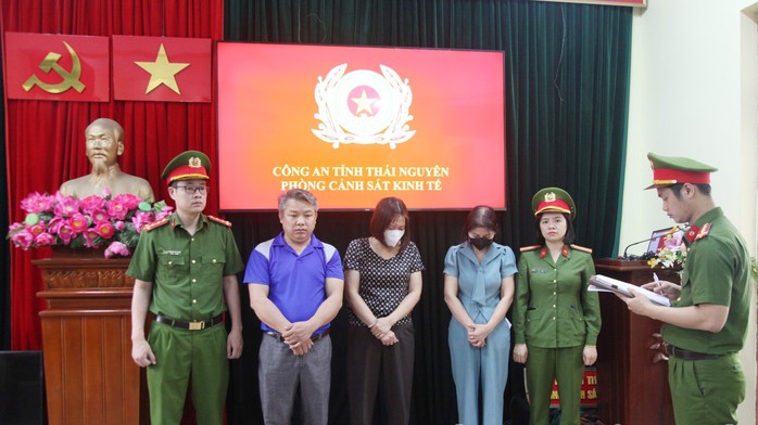 Bắt một nguy&ecirc;n một hiệu trưởng  - Ảnh 1.