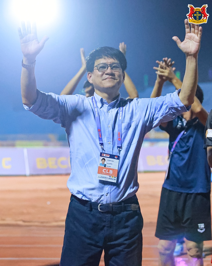 Triết l&yacute; d&ugrave;ng người của HLV Vũ Tiến Th&agrave;nh - Ảnh 1.