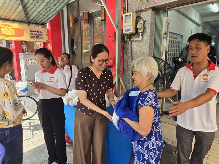 Nhiều địa phương đồng loạt ra qu&acirc;n kh&aacute;m sức khỏe cho người d&acirc;n - Ảnh 2.