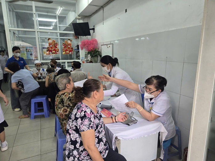 Nhiều địa phương đồng loạt ra qu&acirc;n kh&aacute;m sức khỏe cho người d&acirc;n - Ảnh 3.