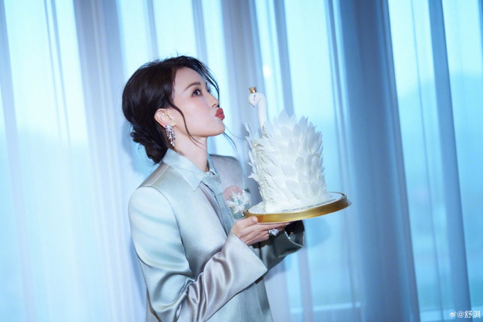  "Không trang điểm, tôi cũng giống phụ nữ 50 tuổi" - Ảnh 10.