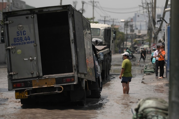 TPHCM duyệt sửa khẩn cấp đường v&agrave;o cụm cảng T&acirc;n Thuận - Ảnh 1.