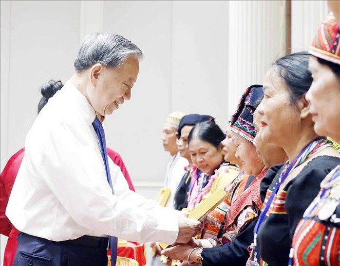 Tổng Bí thư, Chủ tịch nước Tô Lâm tiếp già làng, trưởng bản, nghệ nhân, người có uy tín tiêu biểu - Ảnh 3.