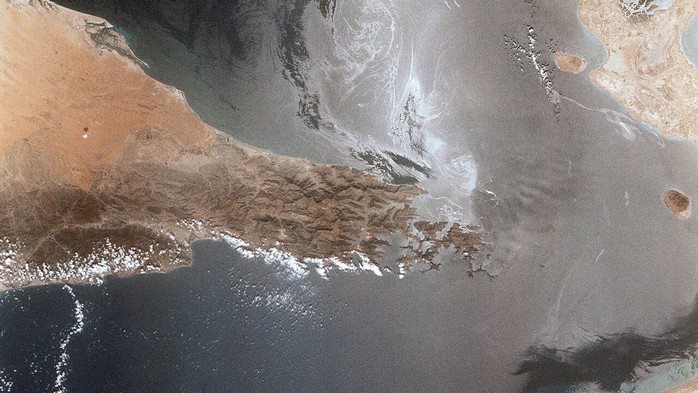 T&agrave;u du lịch đầu ti&ecirc;n đi qua eo biển Hormuz, Iran đưa ra 4 y&ecirc;u cầu mới - Ảnh 1.