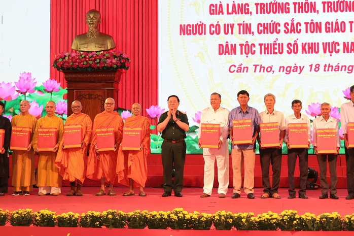 Đại tướng Nguyễn Trọng Nghĩa v&agrave; vai tr&ograve; của gi&agrave; l&agrave;ng trong đo&agrave;n kết d&acirc;n tộc năm 2026 - Ảnh 4.