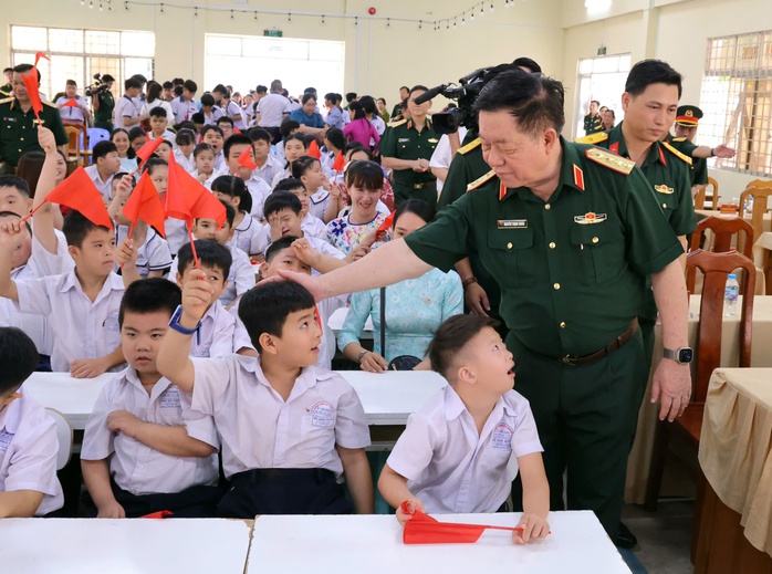 Đại tướng Nguyễn Trọng Nghĩa v&agrave; vai tr&ograve; của gi&agrave; l&agrave;ng trong đo&agrave;n kết d&acirc;n tộc năm 2026 - Ảnh 9.