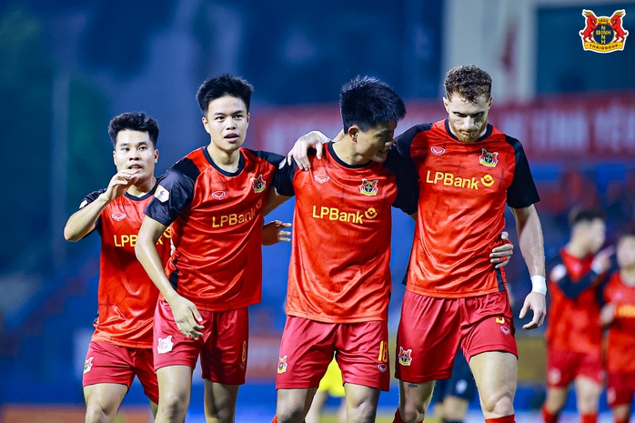 Clip L&ecirc; Văn Thuận tiếp tục ghi b&agrave;n gi&uacute;p Ninh B&igrave;nh FC thắng trận - Ảnh 3.