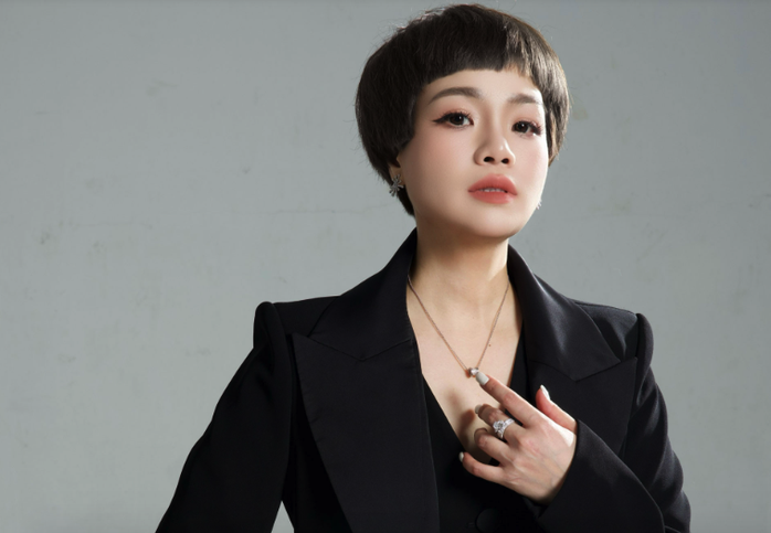 Ca sĩ Ngọc Khu&ecirc; "rủ" nhiều nghệ sĩ danh tiếng v&agrave;o "Thị phi" - Ảnh 1.