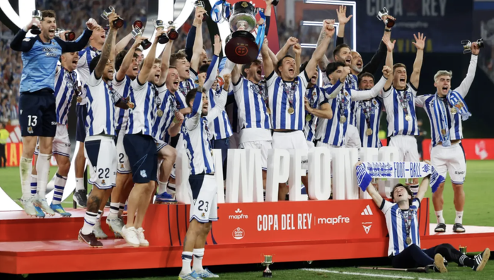 Sociedad hạ Atletico Madrid loạt "đấu s&uacute;ng", đăng quang C&uacute;p Nh&agrave; vua - Ảnh 6.