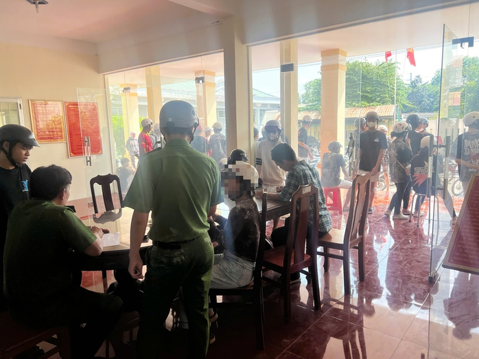 Clip 20 gi&acirc;y g&acirc;y x&ocirc;n xao , hơn 30 thanh thiếu ni&ecirc;n bị xử l&yacute; ở Vĩnh Long - Ảnh 1.