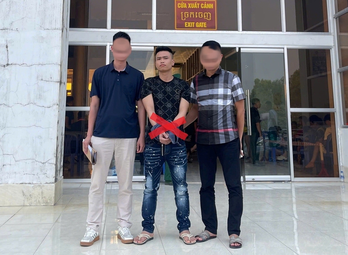 Tiếp nhận công dân Campuchia 226 người , bắt đối tượng truy nã nguy hiểm Lê Văn thủy - Ảnh 1.