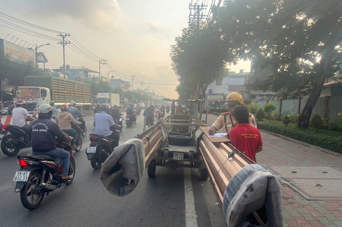 H&agrave;ng trăm "hung thần" xe tự chế chở th&eacute;p ở TPHCM bị CSGT t&oacute;m gọn - Ảnh 2.