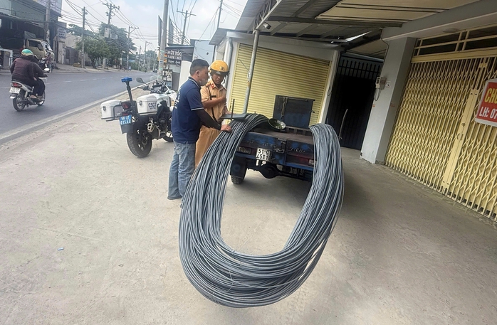 H&agrave;ng trăm "hung thần" xe tự chế chở th&eacute;p ở TPHCM bị CSGT t&oacute;m gọn - Ảnh 1.