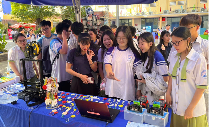 Tư vấn tuyển sinh lớp 10 bằng hoạt động trải nghiệm thực tế cho học sinh lớp 9 - Ảnh 1.