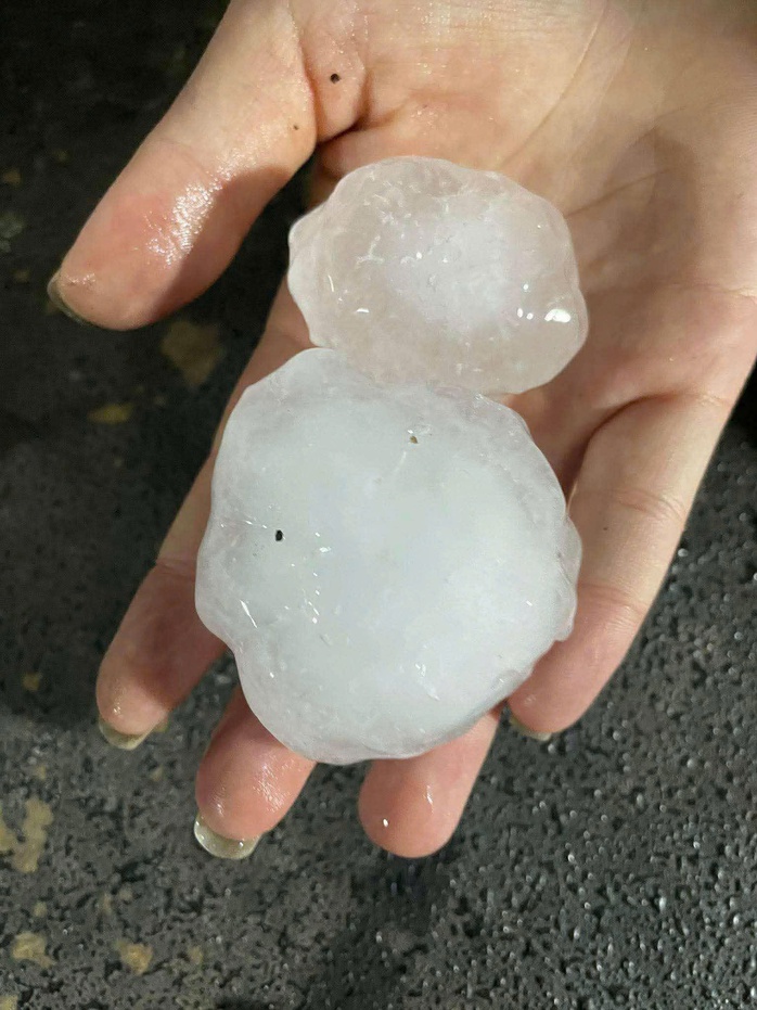 Mưa đá, giông lốc xuất hiện ở xã, phường trung tâm tỉnh Thanh Hóa - Ảnh 2.