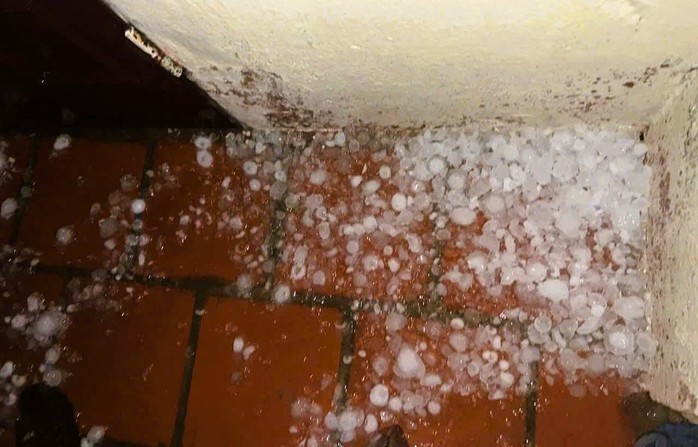 Mưa đá, giông lốc xuất hiện ở xã, phường trung tâm tỉnh Thanh Hóa - Ảnh 1.