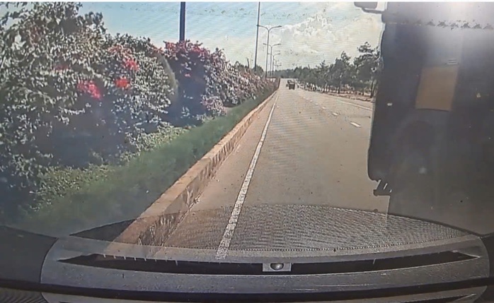 Clip xe ben tạt đầu &ocirc; t&ocirc; du kh&aacute;ch ở Mũi N&eacute; lan truyền, CSGT x&aacute;c minh lại vụ việc - Ảnh 1.