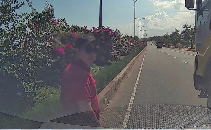 Clip xe ben tạt đầu &ocirc; t&ocirc; du kh&aacute;ch ở Mũi N&eacute; lan truyền, CSGT x&aacute;c minh lại vụ việc - Ảnh 2.