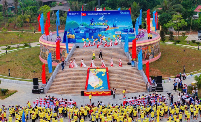 Sôi nổi ngày hội đạp xe vì hòa bình tại Quảng Trị - Ảnh 1.