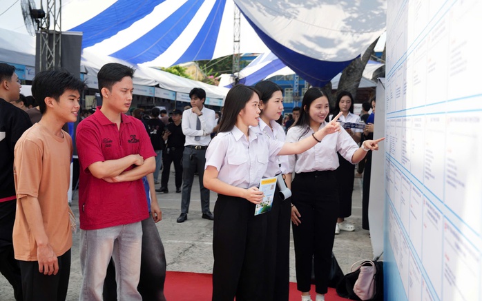 Những hình ảnh sôi động tại Ngày hội việc làm của Trường Đại học Thủ Dầu Một - Ảnh 1.